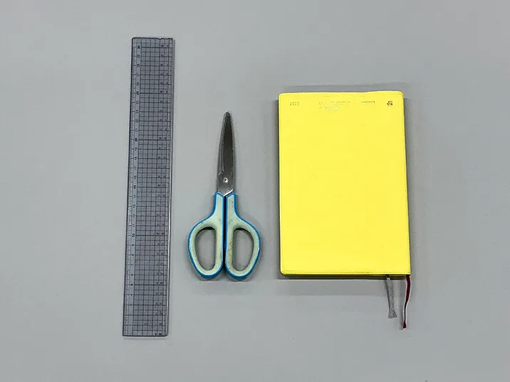 左利き用の定規、ハサミ、黄色い手帳の写真