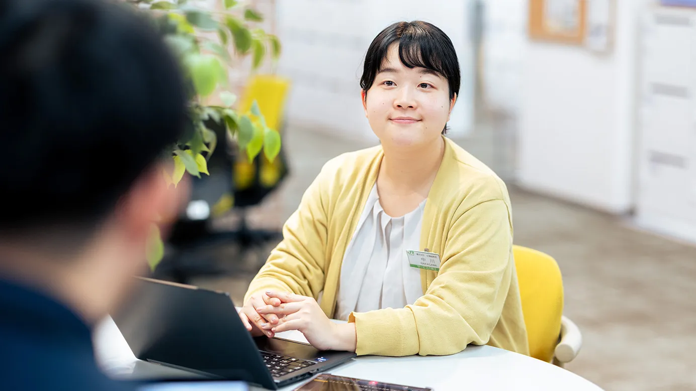 微笑みながら真っ直ぐ前を見る社員の写真