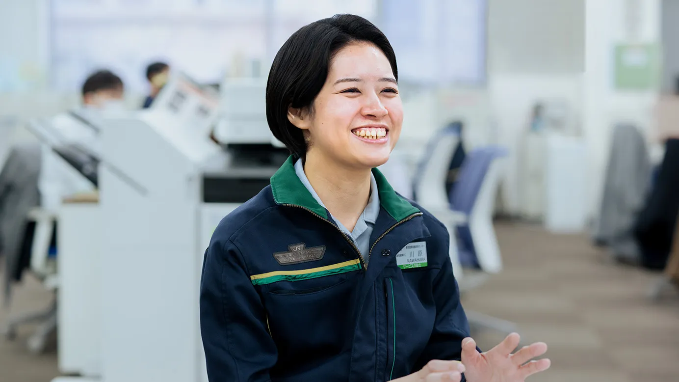 笑顔で前を向いて話す社員の写真