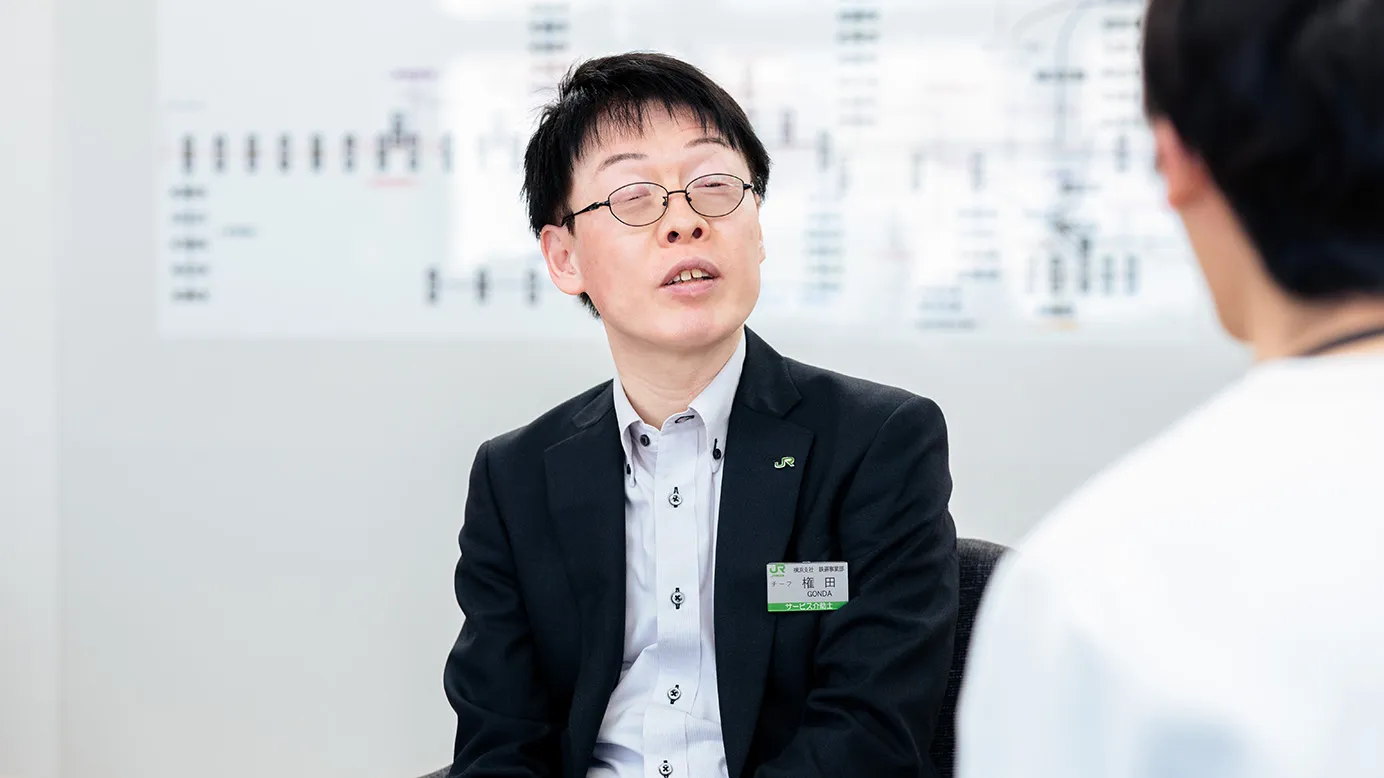 前を向いて真剣な表情で話す社員の写真